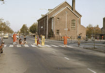 117487 Afbeelding van verkeersbrigadiers op de oversteekplaats voor voetgangers in de Constant Erzeijstraat te Utrecht, ...